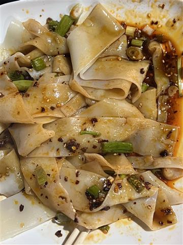 Broad noodles in hot & spicy oil