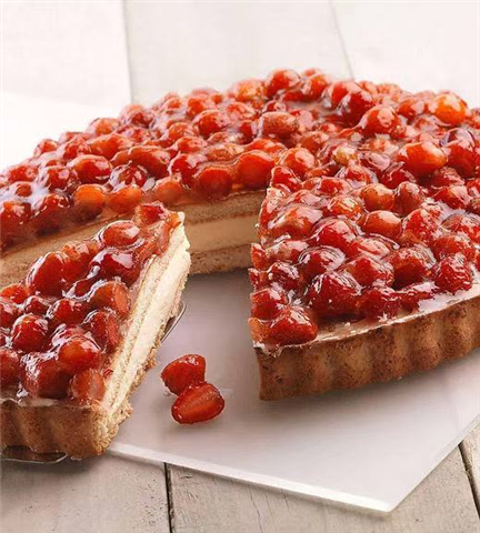 Wild strawberry cake